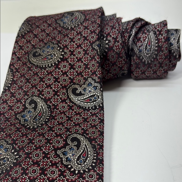 Oscar de la Renta Black, Red & Cream Paisley Tie with Intricate Design - Picture 5 of 8